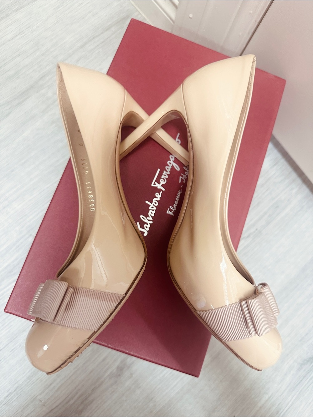 Salvatore Ferragamo Beige Patent Leather Vara Bow Pumps - Picture 7 of 7